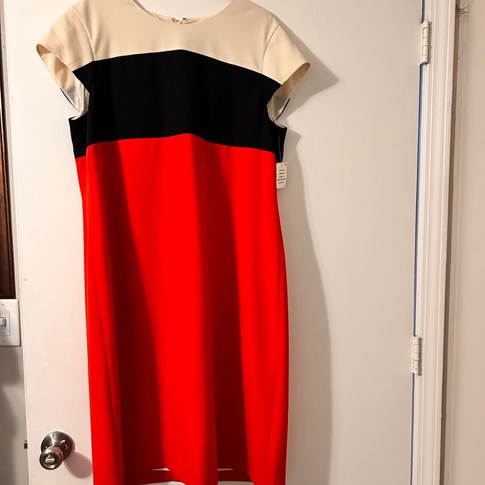 Warning: this Kasper swing dress may cause stares and spontaneous compliments.